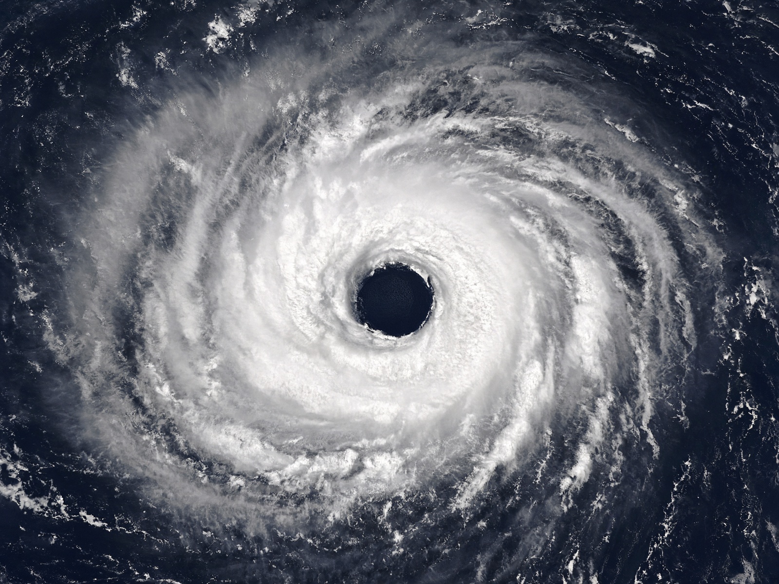 Atlantisk orkan sett fra verdensrommet, med tydelig øye og spiralformede regnbånd