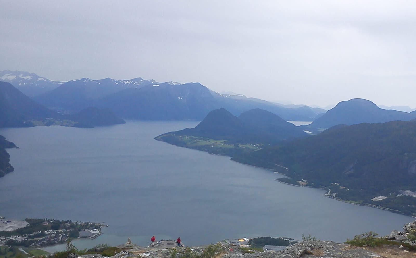 Romsdalseggen, en smal fjellrygg mellom to daler