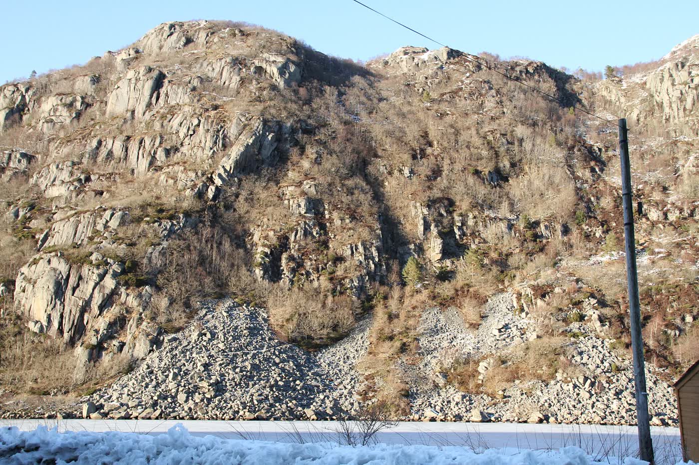 Ur av kantete stein under en bratt fjellside ved Lista